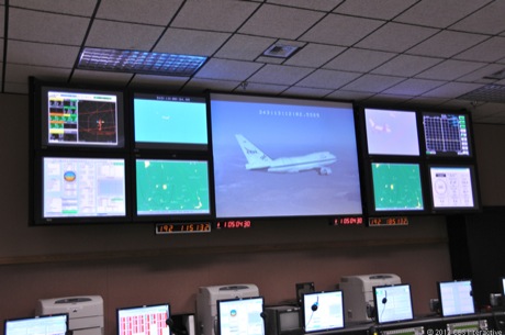 　ドライデン飛行研究センターの管制室の1室。ここでは、科学者や要人ゲストがNASAのさまざまな飛行機について、それが同センターから飛び立っているのか、ほかの宇宙機関センターから飛来しているのかにかかわらず、監視することができる。画面に映っているのは、SOFIAの飛行で記録したデータだ。
