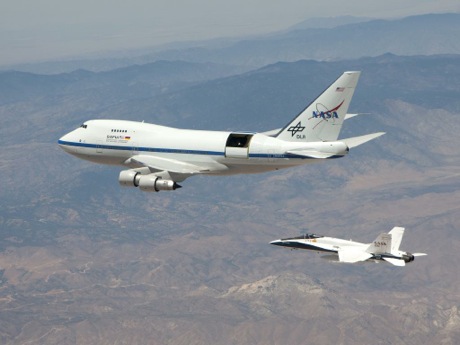 　写真は、カリフォルニア州パームデールにあるドライデン飛行研究センターの施設を拠点とする遠赤外線天文学成層圏天文台（The Stratospheric Observatory for Infrared Astronomy：SOFIA）だ。もともとはPan American World Airwaysの「Boeing 747-SP」だった機体に、大型の望遠鏡と深い夜空の観測を可能にするために開閉できる専用ドアが特別に設置されている。

　SOFIAにはさまざまな用途があるが、宇宙塵の調査もその1つだ、とプロジェクトのチーフサイエンスアドバイザーであるEric Becklin氏は説明する。「塵は惑星や人間を形作る。われわれは、人間の根源である塵の研究を行っている」（Becklin氏）
