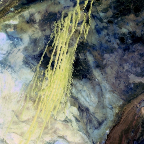 　風に吹かれた砂で形成された尾根が、水彩画の筆致のように見える。この画像は1985年4月8日、アフリカ北部のアルジェリアとモーリタニアにまたがる広大な砂丘地帯であるイギジ砂漠で撮影された。