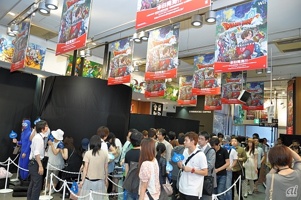 スクウェア・エニックスは8月2日、Wii用ソフト「ドラゴンクエストX 目覚めし五つの種族 オンライン」の発売記念カウントダウンイベントをSHIBUYA TSUTAYAにて開催した。

本作は、2009年7月に発売された「ドラゴンクエストIX 星空の守り人」以来3年ぶりとなるシリーズ最新作。特に本作ではインターネットを通じて日本中のプレイヤーとともに冒険を楽しむ、シリーズ初のオンラインRPGとして大きな注目を集めている。

発売を祝福しようと、イベントには約100名のドラクエファンが参加した。