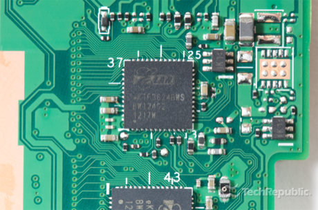　Elanの「eKTF3624BWS」タッチスクリーンコントローラ（「eKTF3624BWS BW124S2 1217W」）。