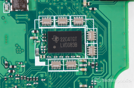 　Texas Instrumentsの「LVDS83B」FlatLinkトランスミッタ（「22C4TGT LVDS83B」）。