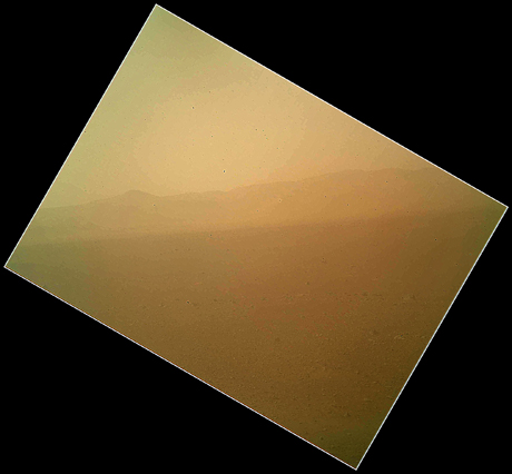　火星に着陸したCuriosityによる初のカラー画像。探査機から北方を見ており、今やCuriosityの拠点となったゲイルクレーターの北側の面とリムに向いている。NASAによると、この写真を撮影した「Mars Hand Lens Imager（MAHLI）」はまだ透明なダストカバーで保護されているため、画質はぼんやりしている。左側の山は15マイル（約24.1km）離れたところにあり、標高は約3775フィート（約1150.6m）。