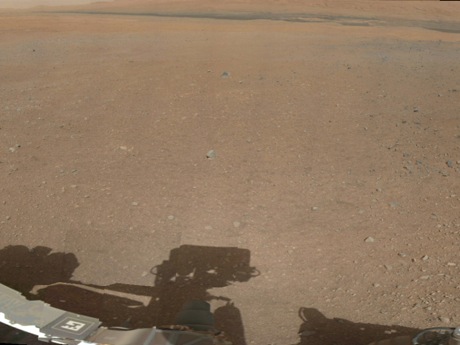 　着陸地点であるゲイルクレーターを撮影した前ページの360度パノラマ画像（この画像はその一部）は、NASAの探査機Curiosityによる初のフルカラーワイドビュー画像だ。