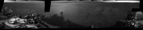 　火星の地表で火星探査機「Curiosity」のマスト部が最大まで延長され、システムが稼動したことにより、米航空宇宙局（NASA）はこの赤い惑星の息をのむような光景を受け取り始めている。米国時間8月9日には、ゲイルクレーター内部から撮影した360度パノラマ画像2枚を公開した。

　火星のゲイルクレーターの中からCuriosityが撮影したパノラマ画像の1枚。この画像のフル解像度版はNASAのサイトで見ることができる。
