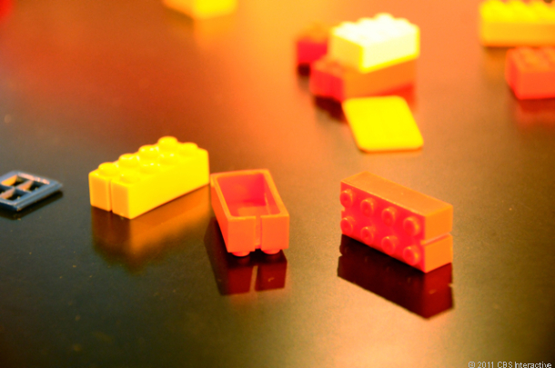 オリジナルのプラスチック製LEGOブロック。内部が空洞になっている。