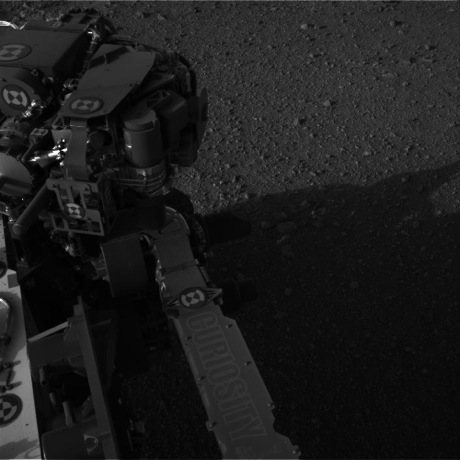 　ナビゲーションカメラ「Right A」から撮影された、Curiosityが自らの名前を確認しているかのような写真。