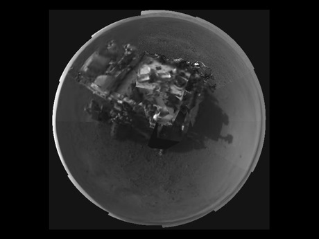 　NASAのCuriosity探査機はナビゲーションカメラを下方にある同探査機のデッキ、および上方、真正面に向けて、この360度の自機の画像を撮影した。エンジニアはフル解像度画像が火星から送られてくるのを待っているが、2枚のフル解像度画像を除いて、大半の画像はサムネイルである。

　1024×1024ピクセルのフル解像度画像はこちらで見ることができる
