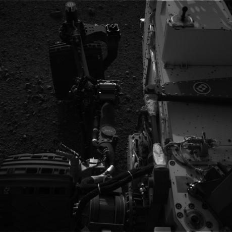 　ここで、Curiosityが着陸から2ソル目（ソルは火星上での太陽日）にナビゲーションカメラで撮影したRAW画像を何枚か紹介する。ナビゲーションカメラ「Left A」が撮影したこの写真では、同探査機の6輪ある車輪のうちの2輪が写っている。