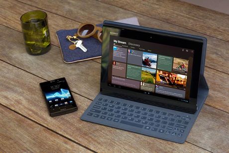 　ソニーは新製品「Xperia Tablet S」用のアクセサリにも積極的に取り組んでいる。同タブレットの価格は、容量16Gバイトのモデルで399ドルからとなっている。この写真はキーボード付カバーで、タブレットカバー、キーボード、スタンドの3役をこなし、価格は99ドルだ。