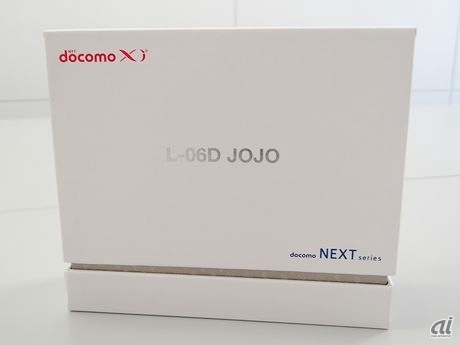 　外箱の背面には「L-06D JOJO」の文字。