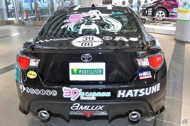 車両後部。中央には初音ミクを表す「39」と車両名「86」に、「MIKU MEETS HACHI-ROKU」と書かれた、コラボレーションを象徴するロゴが貼り付けられている。