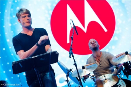 　米CNETのスタッフによると、Motorolaのイベントは、バンドThe Kinの演奏でスタートした。