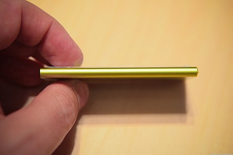 　厚さわずか0.21インチ（約5.4mm）の新しいiPod nanoの2012年モデルは、2つめ、あるいは3つめのデバイスとして持ち歩くのも容易だろう。