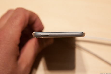 　Appleの新しいiPod touchの2012年モデルの上側面には、電源ボタンが配置されている。