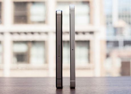 　iPhone 5はより薄型になっており、厚さが0.3インチ（約7.6mm）、重さは3.9オンス（約112g）である。ほかのiPhoneよりも細く、軽くなっており、薄型軽量スマートフォンの有力な競争相手として、ライバル製品とも張り合えるものになっている。