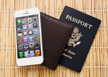 　iPhone 5は、財布と一緒にちょうどポケットに収まる大きさで、米国のパスポートと同じくらいのサイズだ。