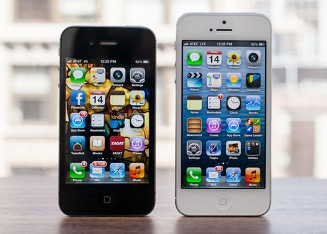 　新しい「iPhone 5」は、大きくなった4インチスクリーンを搭載しているが、高さの面でも変化があった。この写真を見ると、短い方の「iPhone 4S」の3.5インチスクリーンは、iPhone 5のスクリーンの隣では小さく見える。