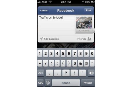「iOS 5」のTwitter連携機能のように、Facebookに近況を投稿できる。