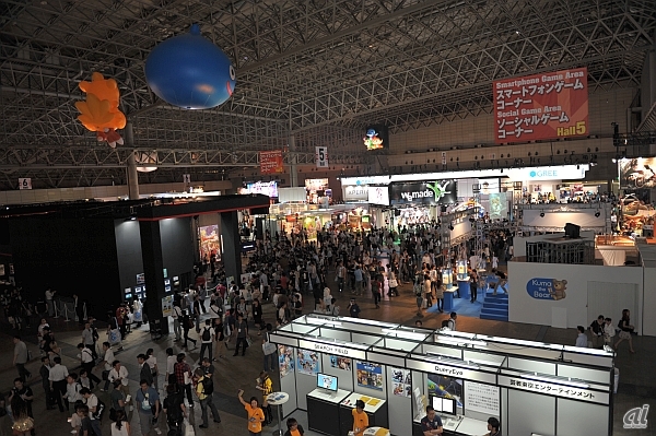 　社団法人コンピュータエンターテインメント協会（CESA）が主催、日経BP社が共催する国内最大規模のゲーム展示会「東京ゲームショウ2012」（TGS）が、9月20日より4日間千葉・幕張メッセにて開催されている。一般の公開日は22日と23日となっている。

　今年は年末にWii Uの発売が控えており注目を集めている。任天堂は出展していないが一部のタイトルで試遊展示されている。このほか人気シリーズの最新作も数多く出展。カプコンの「モンスターハンター4」やKONAMIの「METAL GEAR RISING REVENGEANCE」をはじめとした注目の高いタイトルもずらりと並んでいる。

　そしてGREEやgloopsが大規模出展しているのをはじめ、大手メーカーでもモバイルゲーム、特にスマートフォン向けコンテンツを多数展示。スマホの流れが押し寄せいているところも見逃せないところだろう。