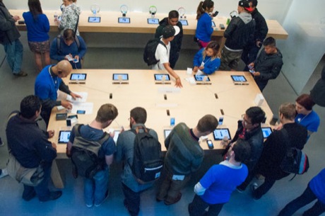 　サンフランシスコにあるApple Storeで「iPhone」や「iPad」が陳列されたテーブルを見て回る来店者。