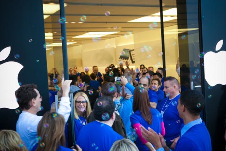 　パロアルトにあるApple Storeのドアが開いた。シャボン玉のおかげでショッピングもより楽しくなりそうだ。