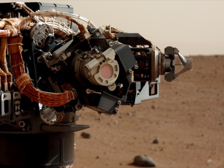 　「Curiosity」探査機は火星に到着してからの1ヶ月間で、着陸地点から357フィート（約108.8m）離れた場所まで走行した。米航空宇宙局（NASA）のエンジニアは、予定されている長距離走行に先立って、同探査機を点検するための一連のテストを実施してきた。

　一方で、Curiosityは火星で撮影した素晴らしい写真の数々を送信している。同探査機のアームに搭載されたカメラが写っているこの画像は、マストカメラの左のレンズを通して撮影された。
