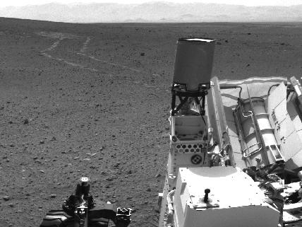 　Curiosityの行く手には、この軌道写真が示すように、3種類の石が存在する。この画像は米国時間2012年8月30日、同探査機が約70フィート（約21.3m）走行したところで撮影された。