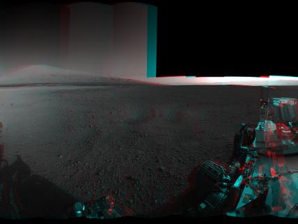 　Curiosityの着陸場所の3D画像。同探査機の最終的な目的地であるシャープ山を確認できる。右側のCuriosityと、左側のその影の間に見える。