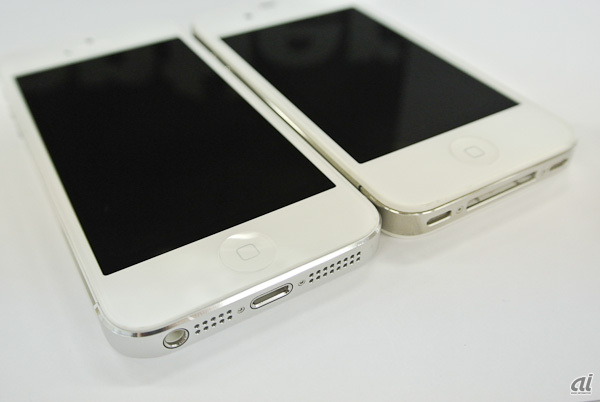 　ここからは、簡単にiPhone 5とiPhone 4Sを比較していく。手前のiPhone 5は厚さ7.6mm、奥のiPhone 4Sは同9.3mmだ。