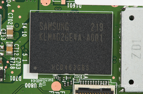 　サムスンの16Gバイトの「moviNAND」フラッシュメモリ「KLMAG2Ge4A-A001」（eMMC）。