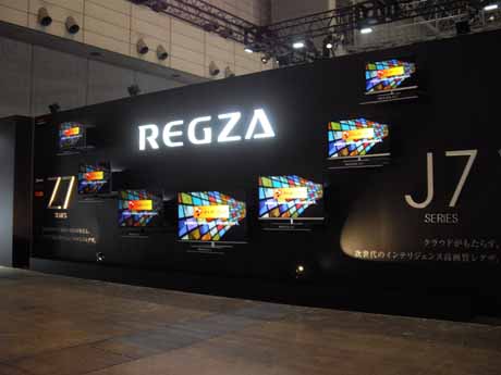 　東芝は「REGZA」の新製品「J7/Z7」シリーズを展示。両シリーズともに録画済みの番組から見たいシーンのみを探してダイレクトに再生できる「みどころシーン再生」を採用している。