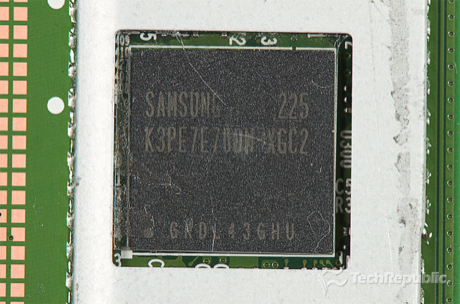　Texas Instrumentsの1.2GHzデュアルコアシステムオンチップ（SoC）OMAP 4460は、サムスンの1Gバイトの「K3PE7E700M-XGC（2）」LPDDR2 SDRAMチップの下に、パッケージオンパッケージ構成と呼ばれる方式で取り付けられている。