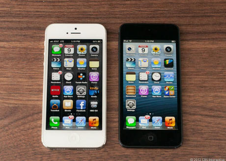 　写真でiPhone 5の右側にあるのがiPod touchだ。もちろん電話のダイアルはないが、iPhone 5にあるほとんどのアイコンがある。