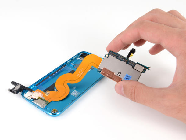 iPod touchの「Lightning」コネクタ、ヘッドホンジャック、マイクリボンケーブルはすべて、ロジックボードにはんだ付けされている。