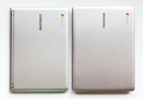 　Samsung Chromebook（左）は、従来機である「Samsung Series 5 550 Chromebook」よりも小型で薄型、軽量化され低価格となっている。