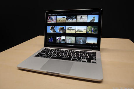 　Appleの新たな2012年版13インチ「MacBook」を見てみよう。「Retina Display」が間違いなく最初に目を引く。