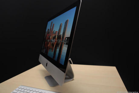 　2012年版iMacを斜め45度から見ると、その極端な薄さが際立つ。