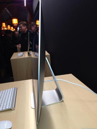 　これは、米国時間10月23日のAppleのプレスイベントで新たな27インチの「iMac」を横から見たところだ。