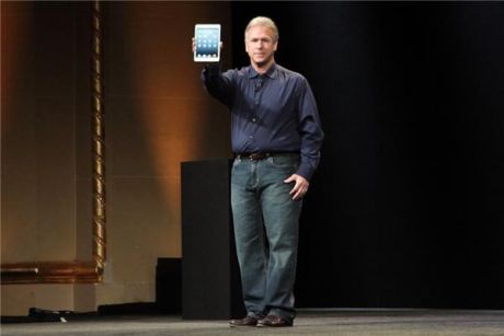 「iPad mini」を披露するApple幹部のPhil Schiller氏。