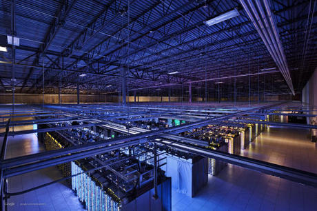 　Googleは世界各地にあるデータセンターの写真を公開した。この記事では、データセンターの外観や内部の写真を紹介する。

　Googleのデータセンターには巨大なものがある。このデータセンターはアイオワ州カウンシルブラフスにあり、床面積は11万5000平方フィート（約1万684平方m）を超える。