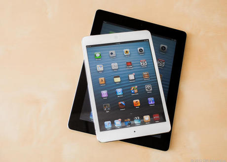 第4世代「iPad」の上に重ねたiPad mini