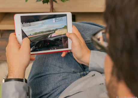　iPad miniは、小型ゲームタブレットとしてもかなり優秀だ。バーチャルジョイスティックコントローラの操作感は大幅に向上している。画面に表示されているのは「Real Racing 2 HD」。