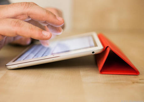 　Smart Coverは、大きいiPad用のものと同様に機能するが、折り目は1つ少ない。