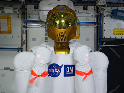 　米航空宇宙局（NASA）の「Robonaut 2」は宇宙で利用される初めての人間型ロボットで、国際宇宙ステーション（ISS）に派遣されている。Robonaut 2はISSで、船内の通気のモニタリングなどの仕事をする予定だ。その高機能の腕と手は、宇宙服を着た宇宙飛行士よりも器用に動かせるようになっている。
