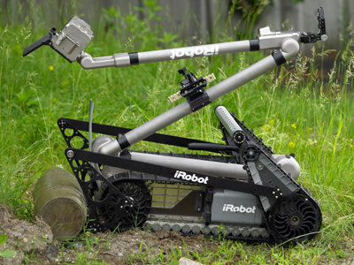 　アフガニスタンやイラクには、不発弾処理や偵察などの軍事行動のために、数千台のiRobotの「PackBot」が配備されてきた。このロボットは、2011年の地震と津波で事故を起こした福島原子力発電所での調査など、注目を集める民間利用ミッションでも使われている。