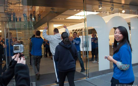 　来店者がiPad miniを購入しようと、サンフランシスコのダウンタウンにあるApple Storeに入っていく。