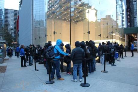 　マンハッタンのアッパーウェストサイドにあるApple Storeでは、約60人が列に並んだ。
