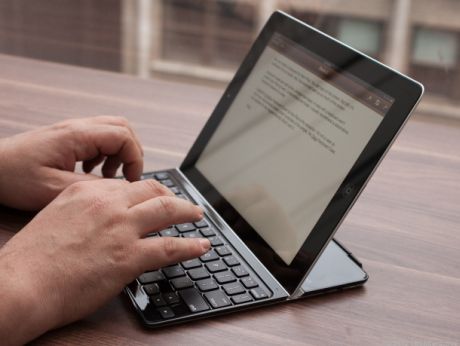  Logitechのキーボードケースを取り付けた第3世代「iPad」。感覚としては「Surface」に近い。