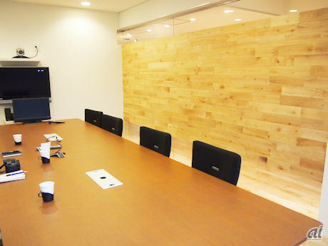 　こちらが会議室。テレビ電話のシステムも完備する。京都本社の会議室はガラス張りになっているが、こちらのオフィスではガラス張りとなっている面の一部をあたたかみのある木材にしているという。